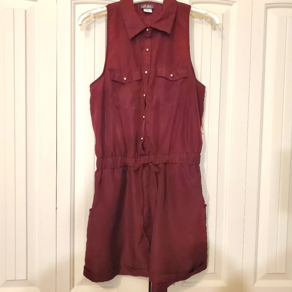 Collared button down romper.🍒 - Picture 1 of 10
